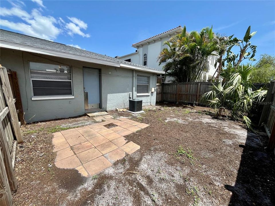 For Rent: $1,800 (2 beds, 1 baths, 775 Square Feet)