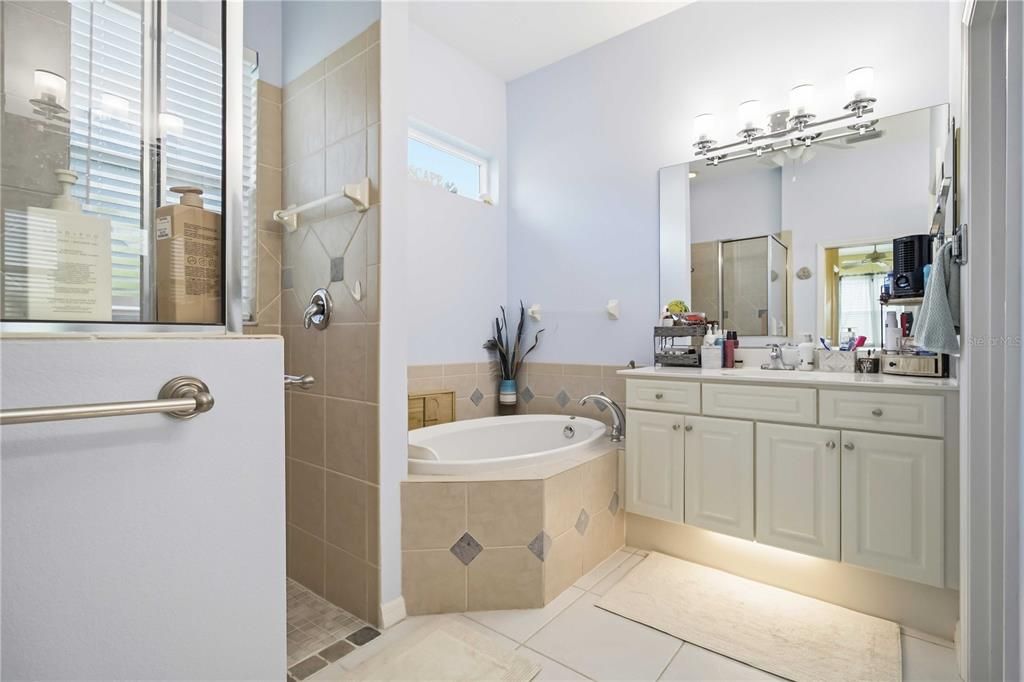 For Sale: $319,500 (2 beds, 2 baths, 1697 Square Feet)