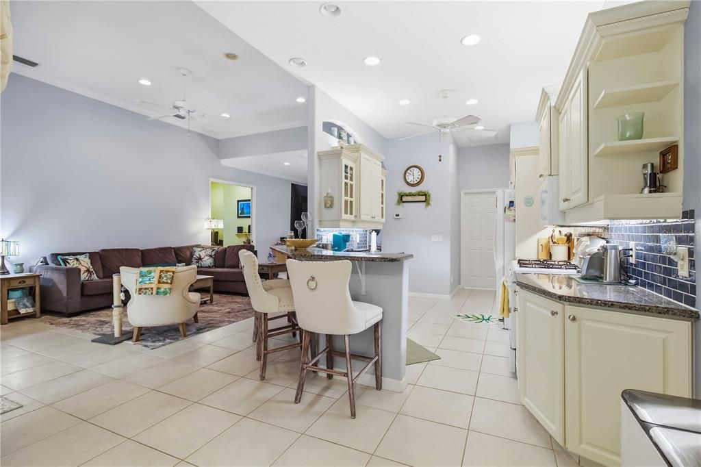 For Sale: $319,500 (2 beds, 2 baths, 1697 Square Feet)