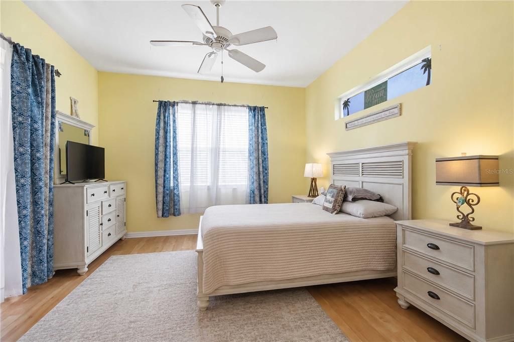 For Sale: $319,500 (2 beds, 2 baths, 1697 Square Feet)