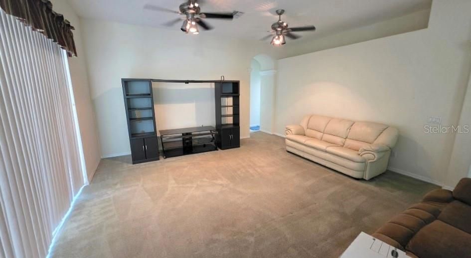 En Venta: $429,900 (4 camas, 3 baños, 2206 Pies cuadrados)