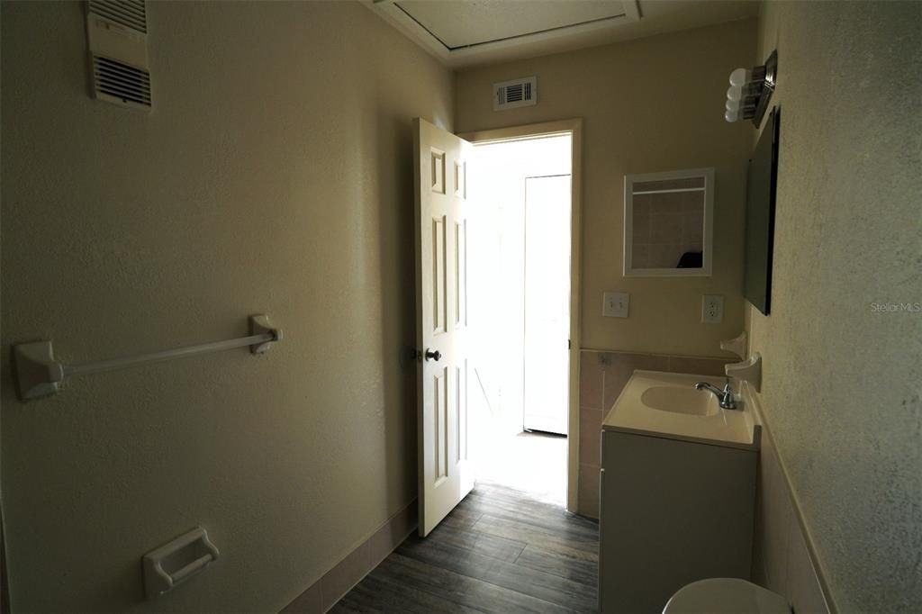 For Rent: $1,200 (1 beds, 1 baths, 700 Square Feet)