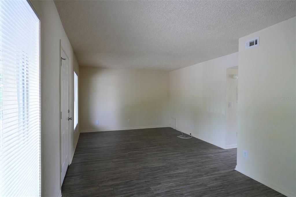 For Rent: $1,200 (1 beds, 1 baths, 700 Square Feet)