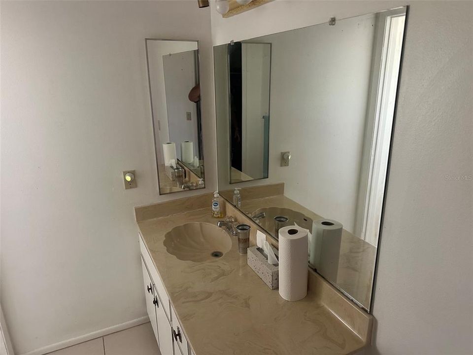 На продажу: $239,900 (2 спален, 2 ванн, 1382 Квадратных фут)