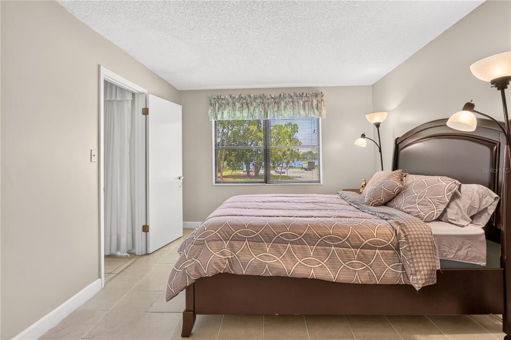 For Sale: $214,999 (2 beds, 2 baths, 934 Square Feet)
