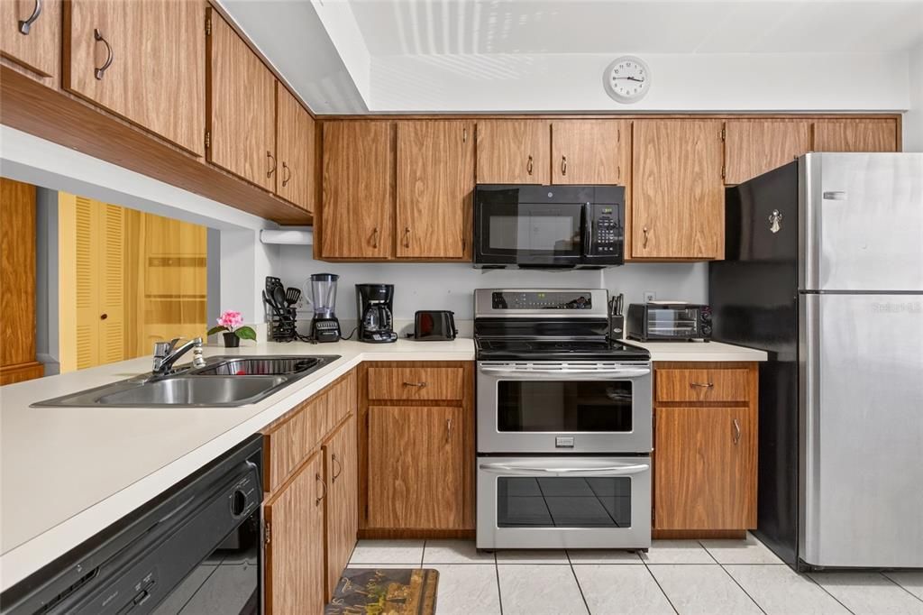For Sale: $214,999 (2 beds, 2 baths, 934 Square Feet)