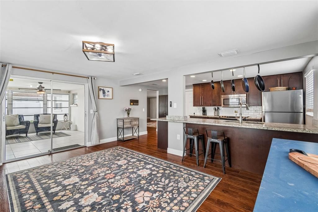 На продажу: $285,000 (2 спален, 2 ванн, 1330 Квадратных фут)
