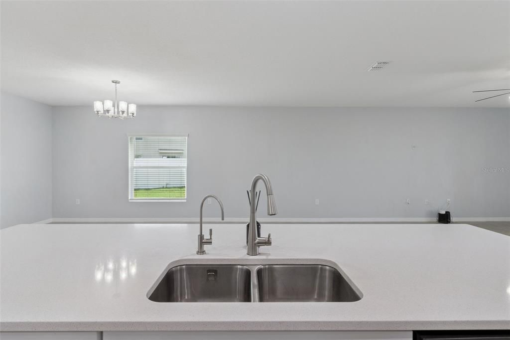 En Venta: $369,900 (4 camas, 3 baños, 2091 Pies cuadrados)