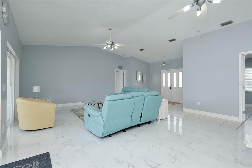 En Venta: $425,000 (3 camas, 2 baños, 1727 Pies cuadrados)