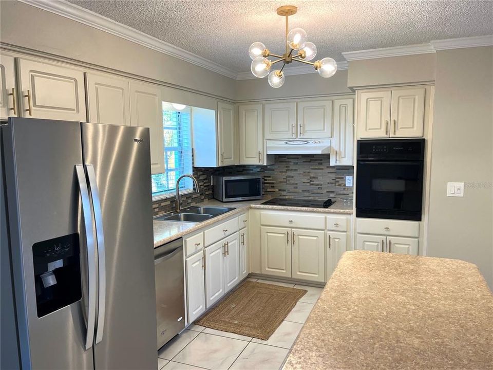 Active With Contract: $1,595 (2 beds, 2 baths, 1124 Square Feet)