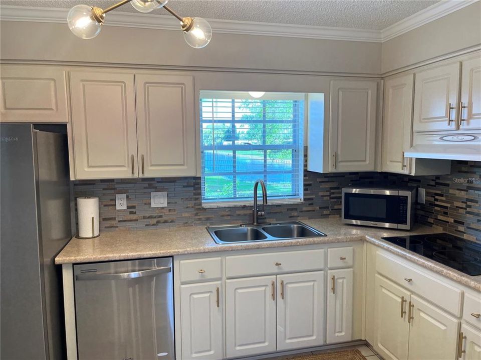 Active With Contract: $1,595 (2 beds, 2 baths, 1124 Square Feet)