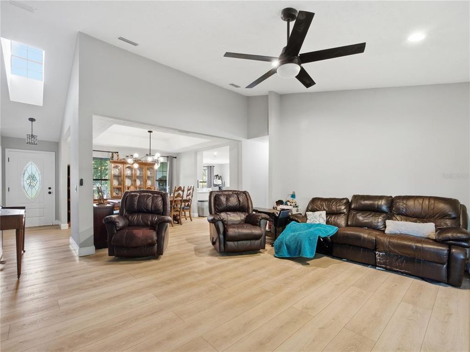 Activo con contrato: $479,000 (4 camas, 2 baños, 2134 Pies cuadrados)