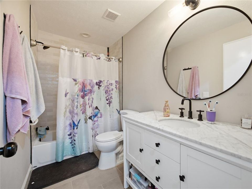 Activo con contrato: $479,000 (4 camas, 2 baños, 2134 Pies cuadrados)