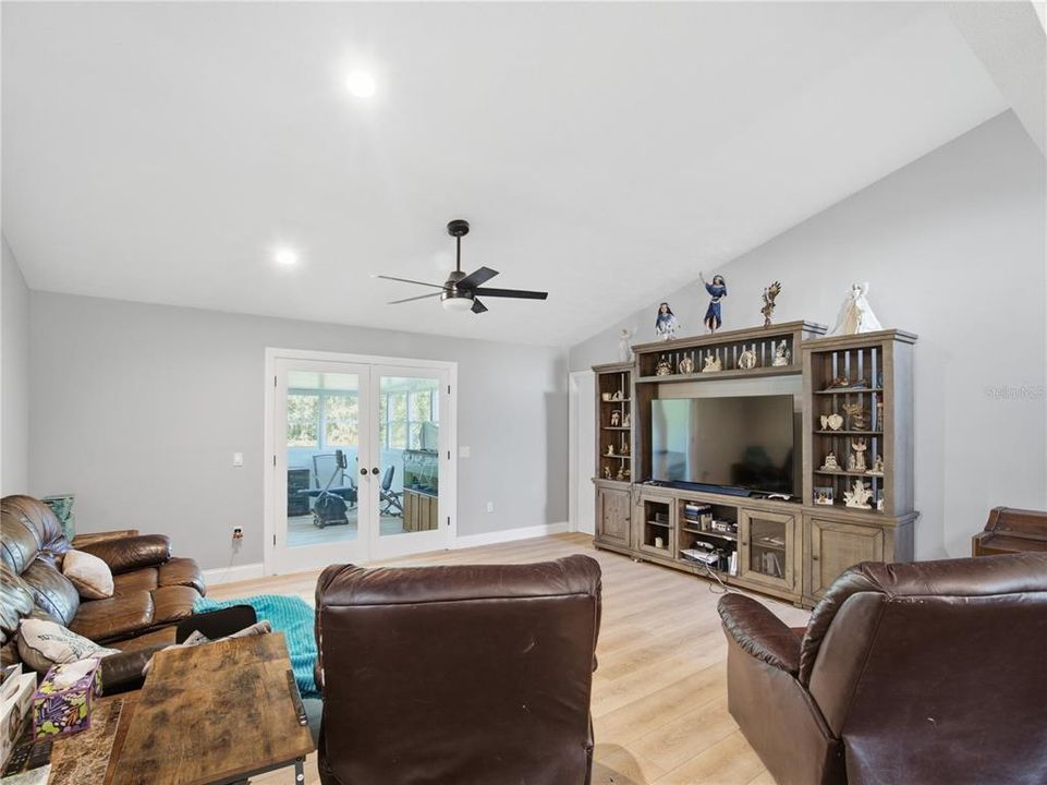 Activo con contrato: $479,000 (4 camas, 2 baños, 2134 Pies cuadrados)