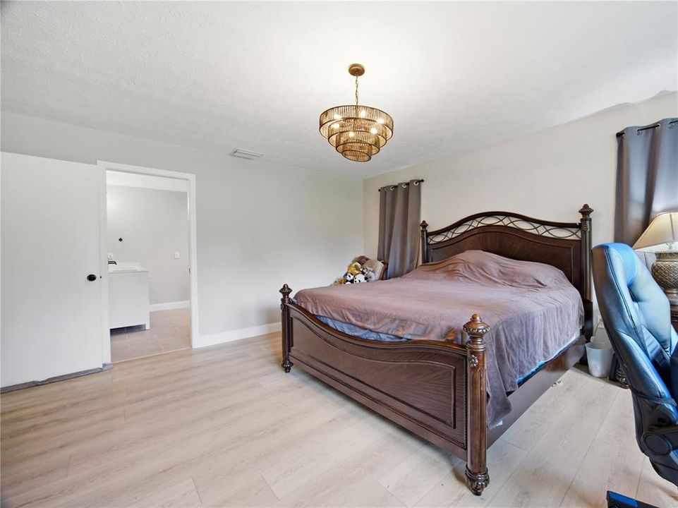 Activo con contrato: $479,000 (4 camas, 2 baños, 2134 Pies cuadrados)
