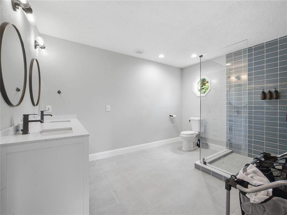 Activo con contrato: $479,000 (4 camas, 2 baños, 2134 Pies cuadrados)
