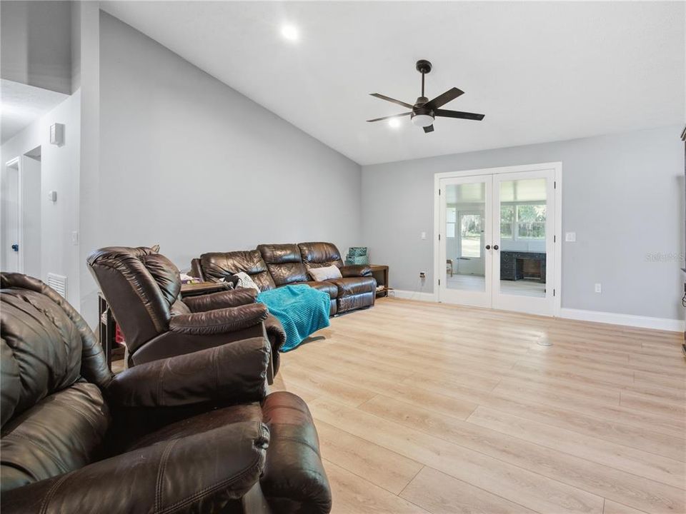 Activo con contrato: $479,000 (4 camas, 2 baños, 2134 Pies cuadrados)