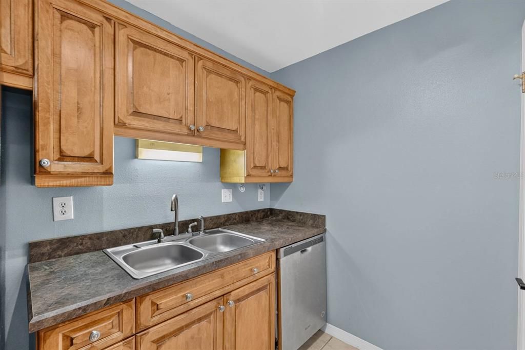 For Sale: $125,000 (2 beds, 2 baths, 883 Square Feet)
