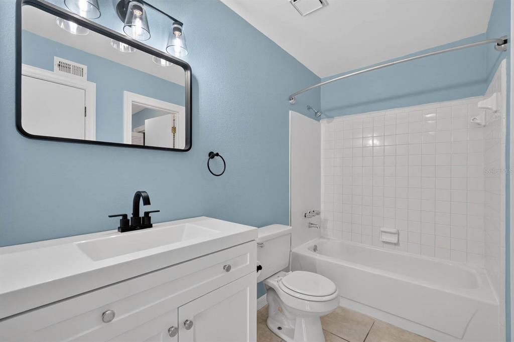 For Sale: $125,000 (2 beds, 2 baths, 883 Square Feet)