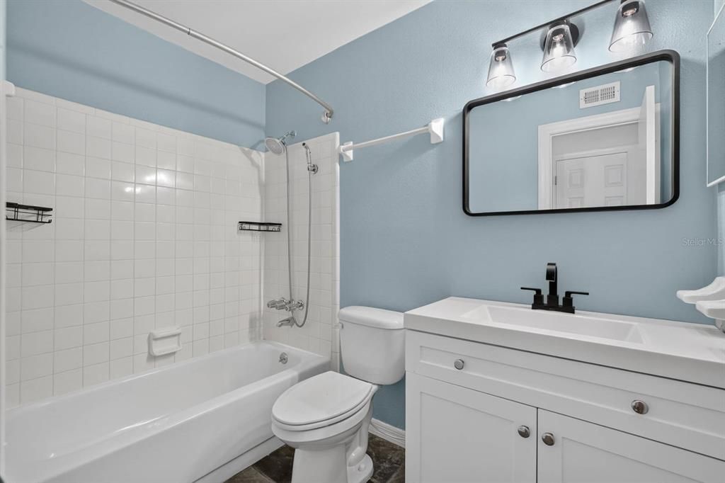 For Sale: $125,000 (2 beds, 2 baths, 883 Square Feet)