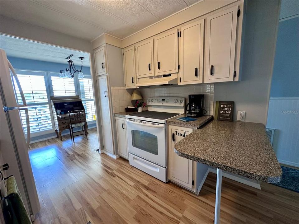 For Sale: $179,900 (2 beds, 2 baths, 1005 Square Feet)