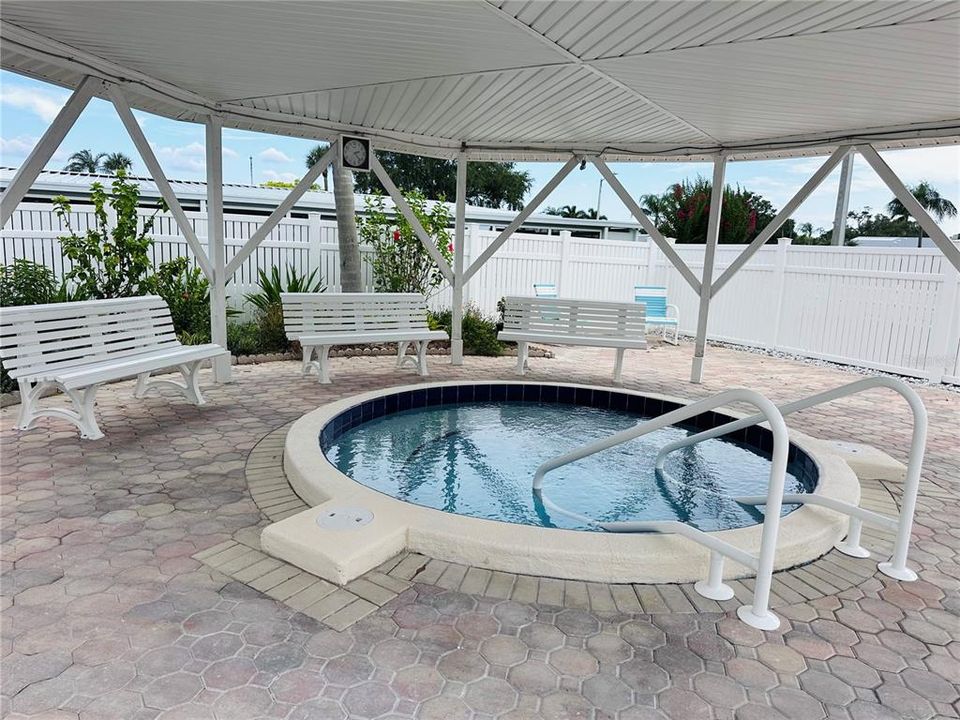 For Sale: $179,900 (2 beds, 2 baths, 1005 Square Feet)
