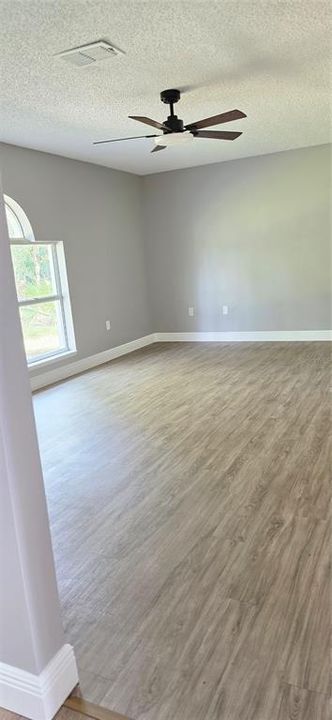 En Venta: $395,000 (4 camas, 2 baños, 2215 Pies cuadrados)