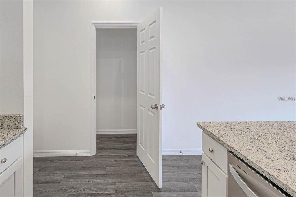 На продажу: $329,900 (4 спален, 2 ванн, 1695 Квадратных фут)