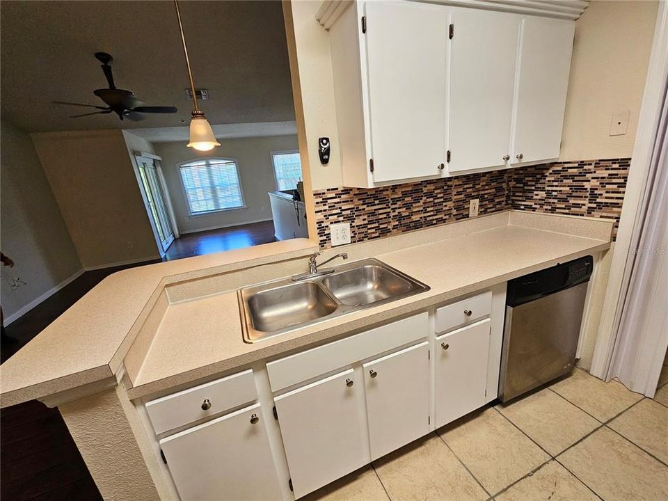 For Rent: $2,000 (3 beds, 2 baths, 1423 Square Feet)