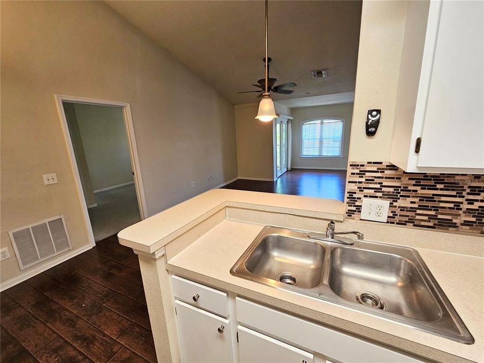 For Rent: $2,000 (3 beds, 2 baths, 1423 Square Feet)