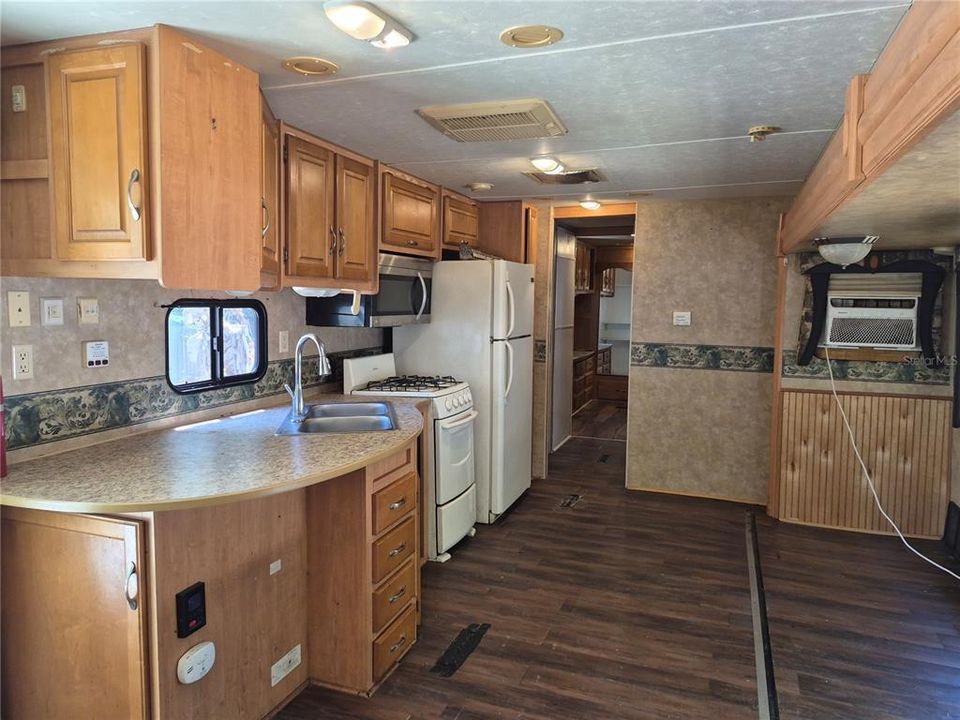 For Sale: $80,000 (1 beds, 1 baths, 280 Square Feet)