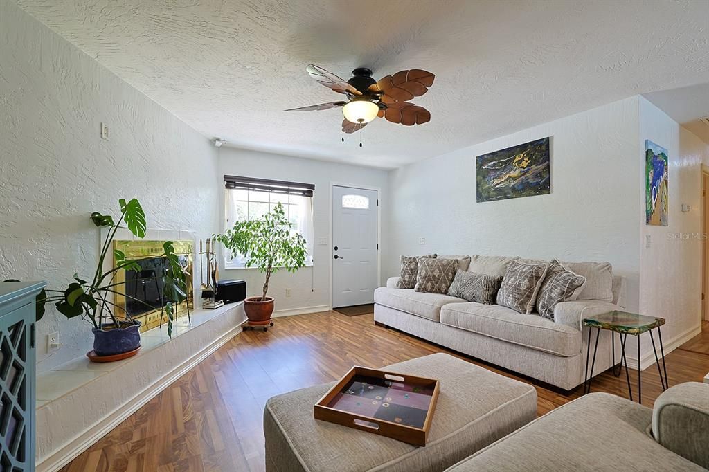 En Venta: $449,000 (4 camas, 3 baños, 1638 Pies cuadrados)