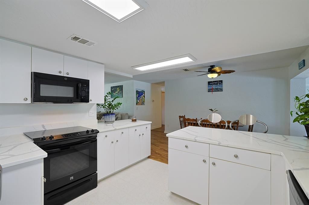 En Venta: $449,000 (4 camas, 3 baños, 1638 Pies cuadrados)