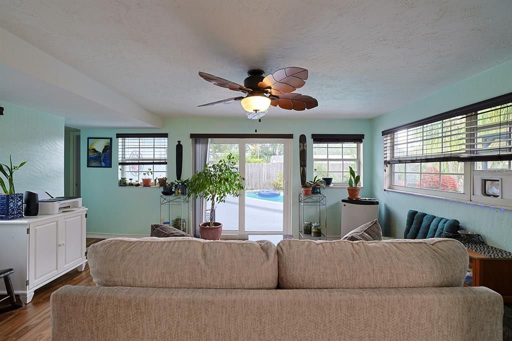 En Venta: $449,000 (4 camas, 3 baños, 1638 Pies cuadrados)