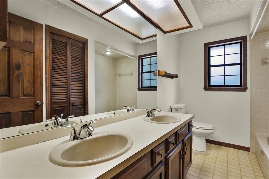 En Venta: $800,000 (5 camas, 3 baños, 2760 Pies cuadrados)