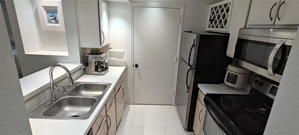 For Sale: $169,000 (1 beds, 1 baths, 678 Square Feet)