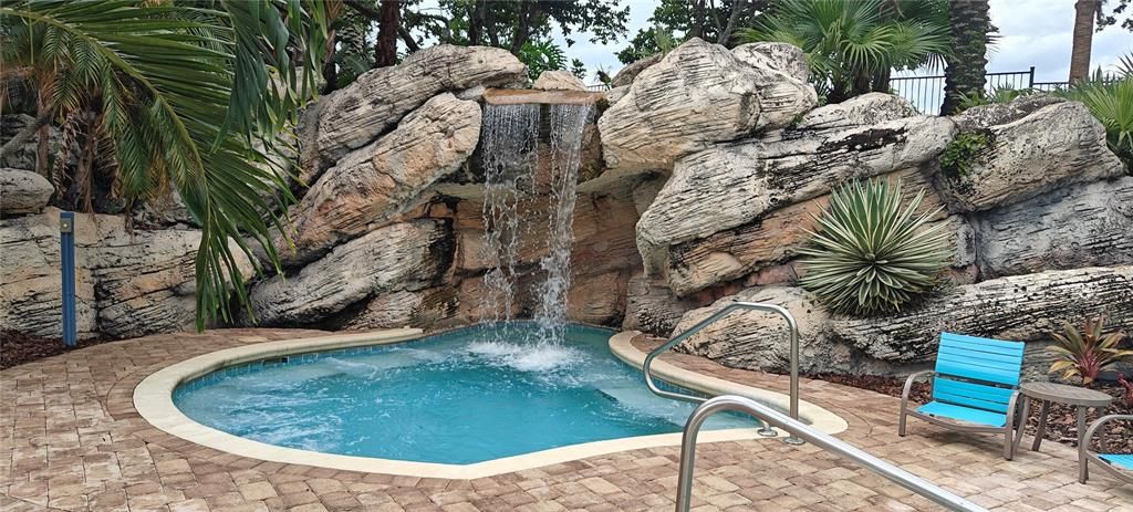 For Sale: $169,000 (1 beds, 1 baths, 678 Square Feet)
