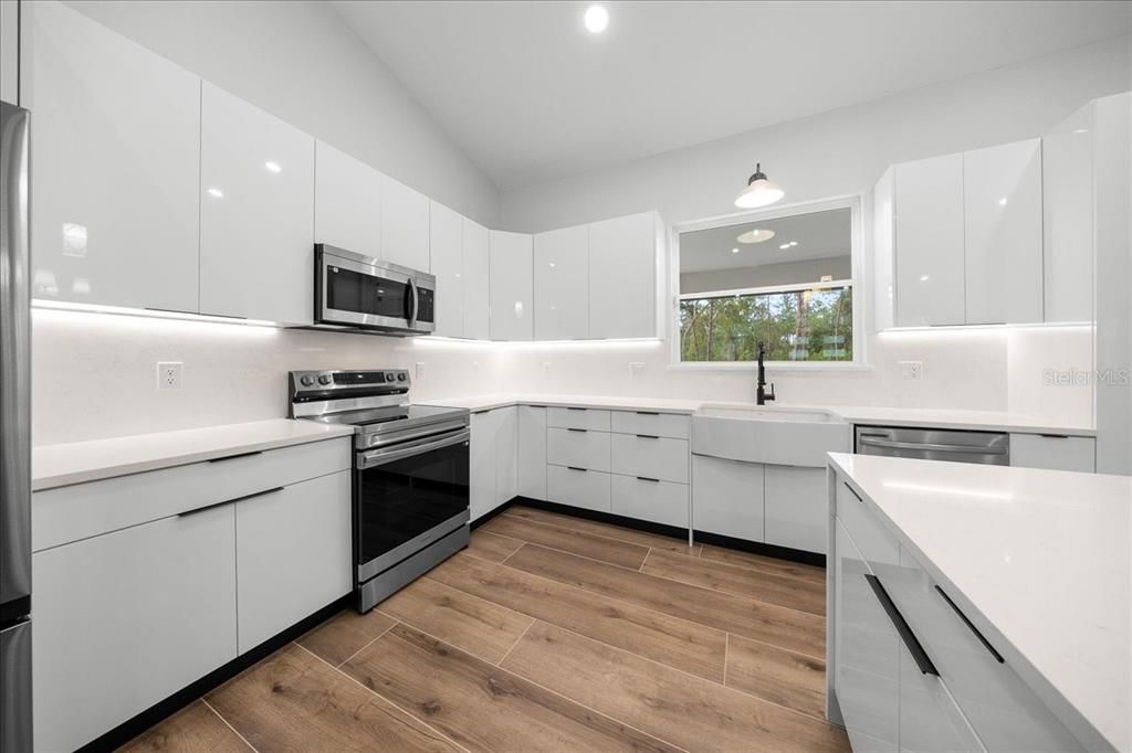 En Venta: $495,000 (4 camas, 3 baños, 2053 Pies cuadrados)