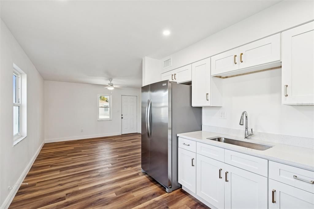 For Rent: $2,495 (2 beds, 1 baths, 702 Square Feet)