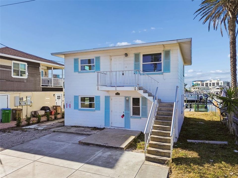 For Rent: $2,495 (2 beds, 1 baths, 702 Square Feet)