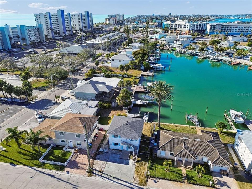 For Rent: $2,495 (2 beds, 1 baths, 702 Square Feet)