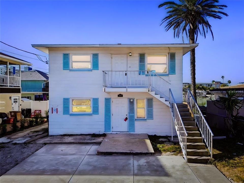 For Rent: $2,495 (2 beds, 1 baths, 702 Square Feet)