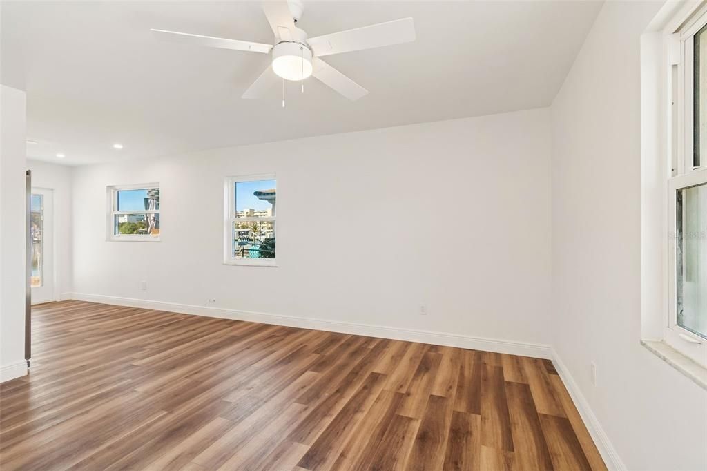 For Rent: $2,495 (2 beds, 1 baths, 702 Square Feet)