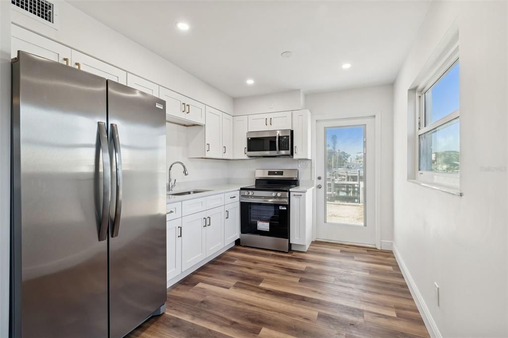 For Rent: $2,495 (2 beds, 1 baths, 702 Square Feet)