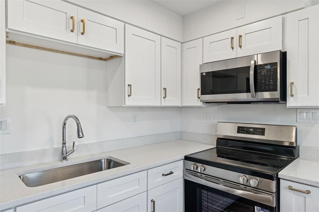 For Rent: $2,495 (2 beds, 1 baths, 702 Square Feet)