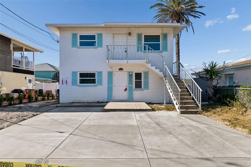 For Rent: $2,495 (2 beds, 1 baths, 702 Square Feet)