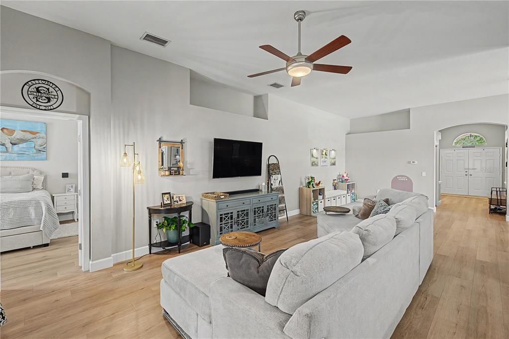 En Venta: $425,000 (4 camas, 2 baños, 2181 Pies cuadrados)