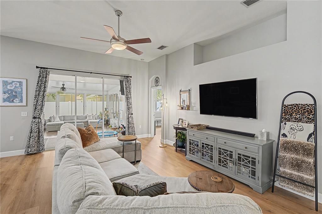 En Venta: $425,000 (4 camas, 2 baños, 2181 Pies cuadrados)