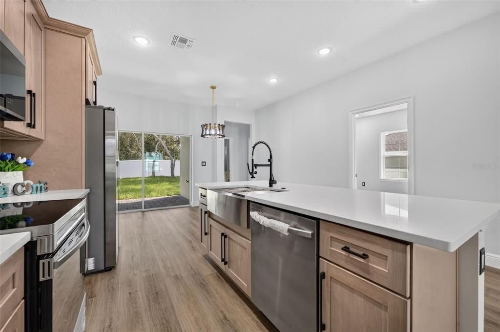 En Venta: $358,500 (4 camas, 3 baños, 1710 Pies cuadrados)