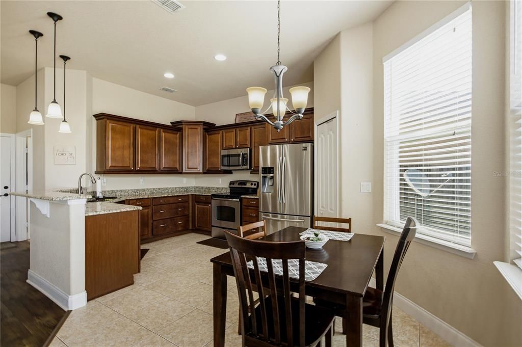 Activo con contrato: $345,000 (3 camas, 2 baños, 1574 Pies cuadrados)